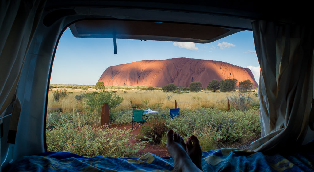vue du van au coucher du soleil à Uluru
