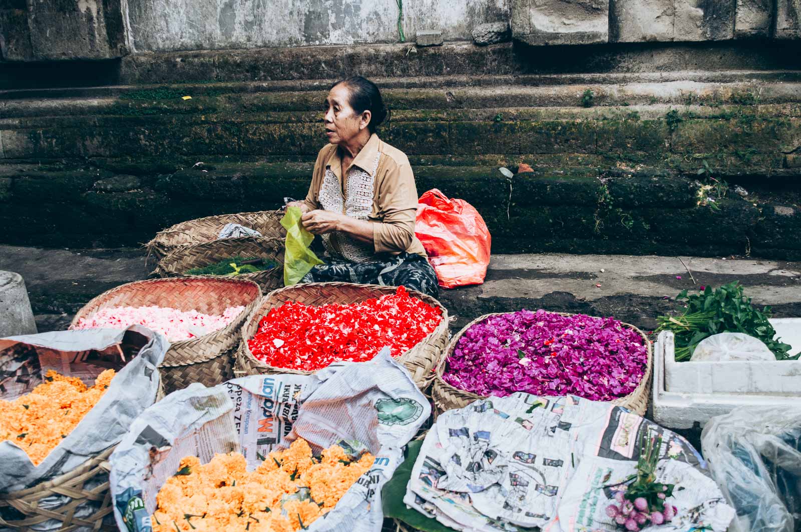 vendeuse de fleurs à Bali