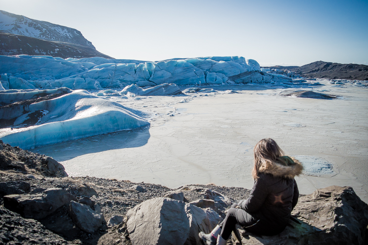 assise devant le glacier svinafelljokull