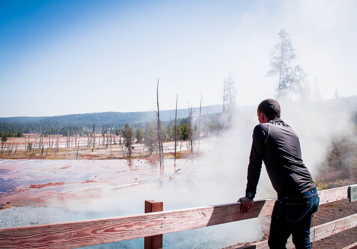 contempler les bassins colorés de Yellowstone