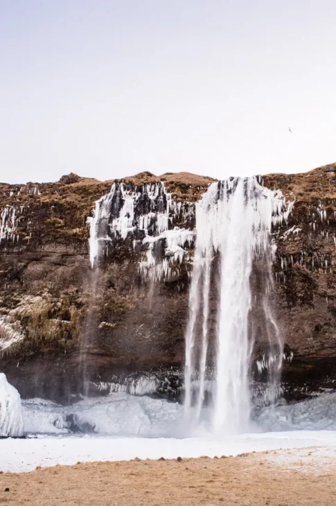 cascade de seljalandsfoss en hiver