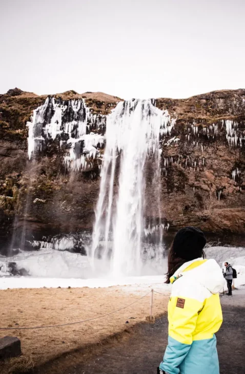 devant la cascade de seljalandsfoss