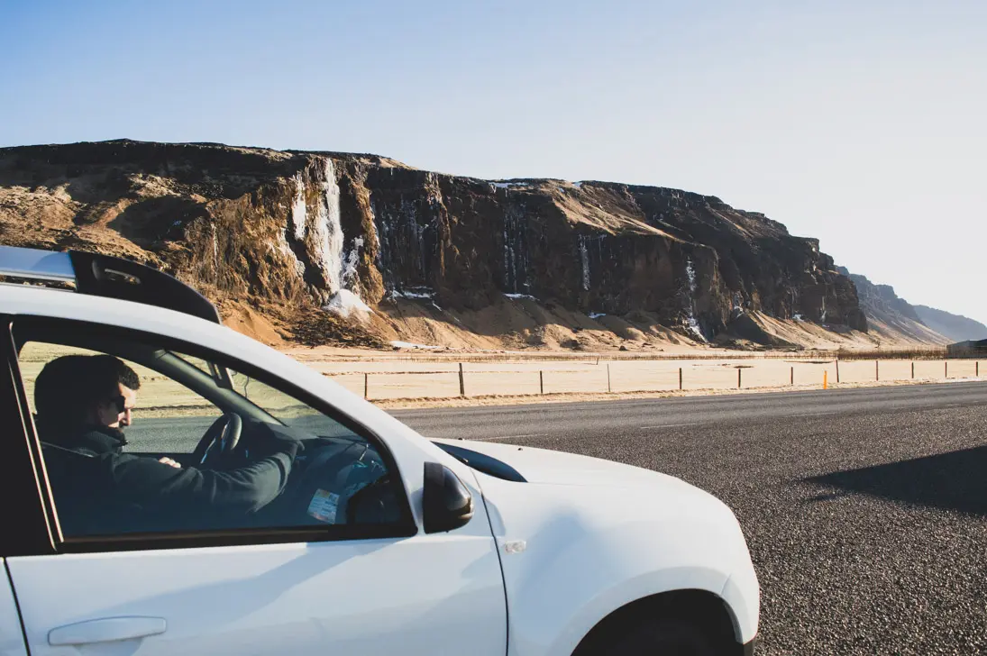 voiture blanche sur une route en islande