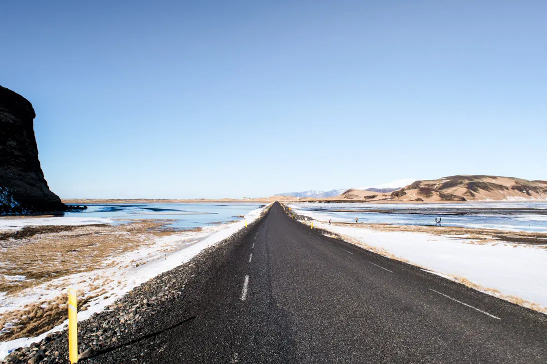 route au milieu de paysages glacé d'Islande