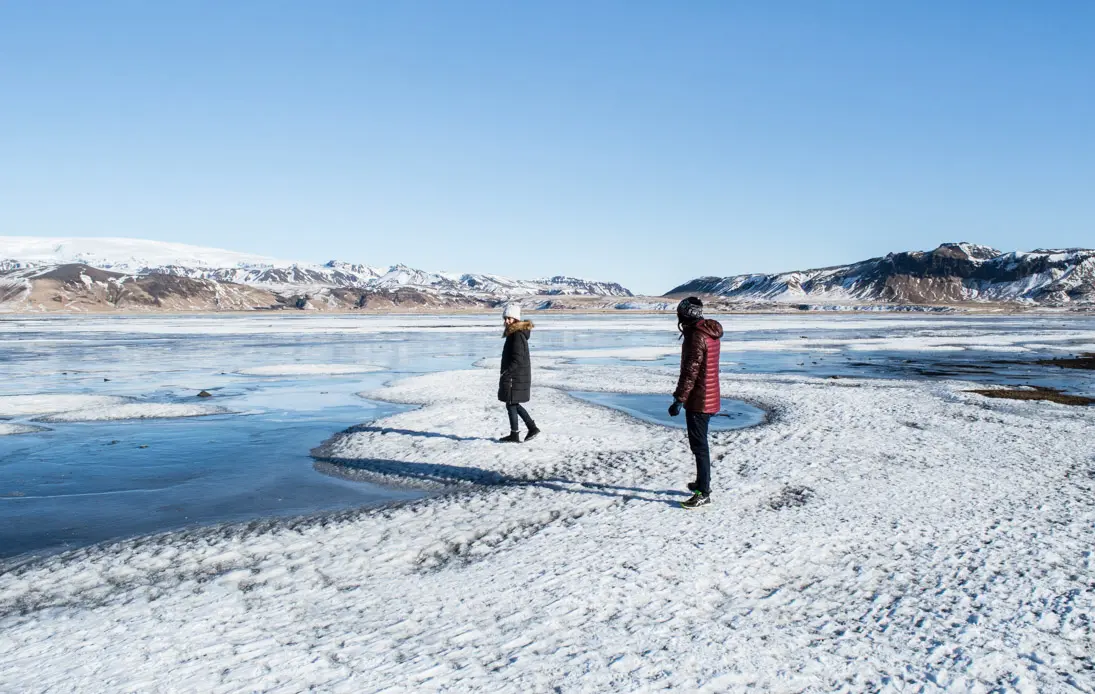 marcher sur le lac gelé à Vik