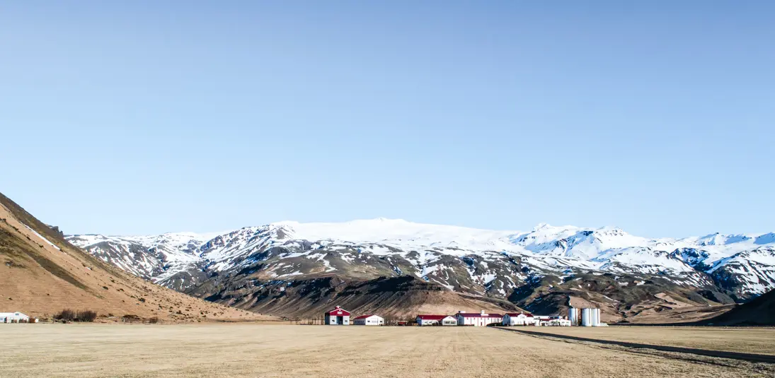 maisons devant les montagnes de Viking