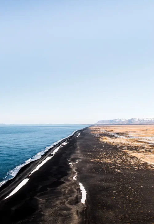 océan et sable noir à Vik