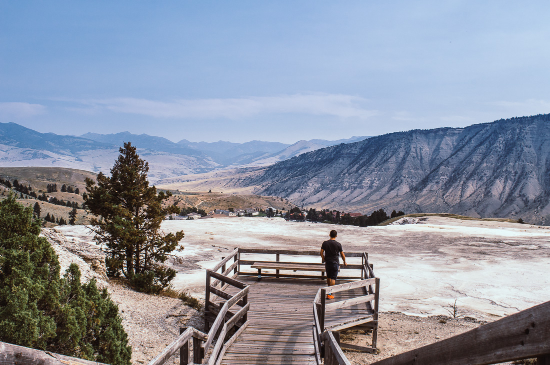 overlook sur les terrasses de mammoth au Yellowstone