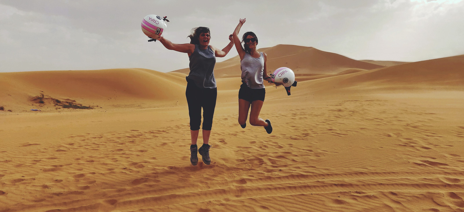 sauter dans les dunes du désert