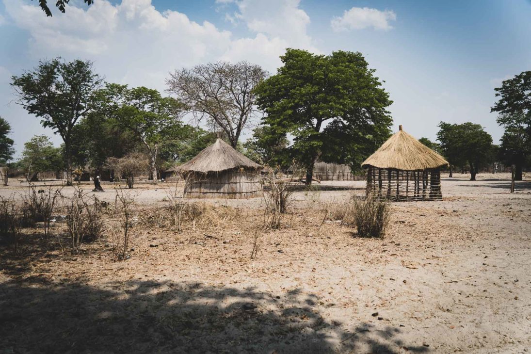 huttes dans un village namibien
