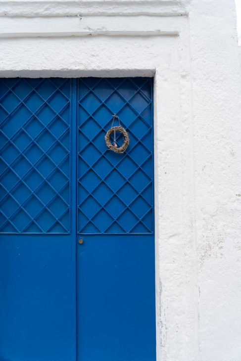 porte bleue dans un village de santorin