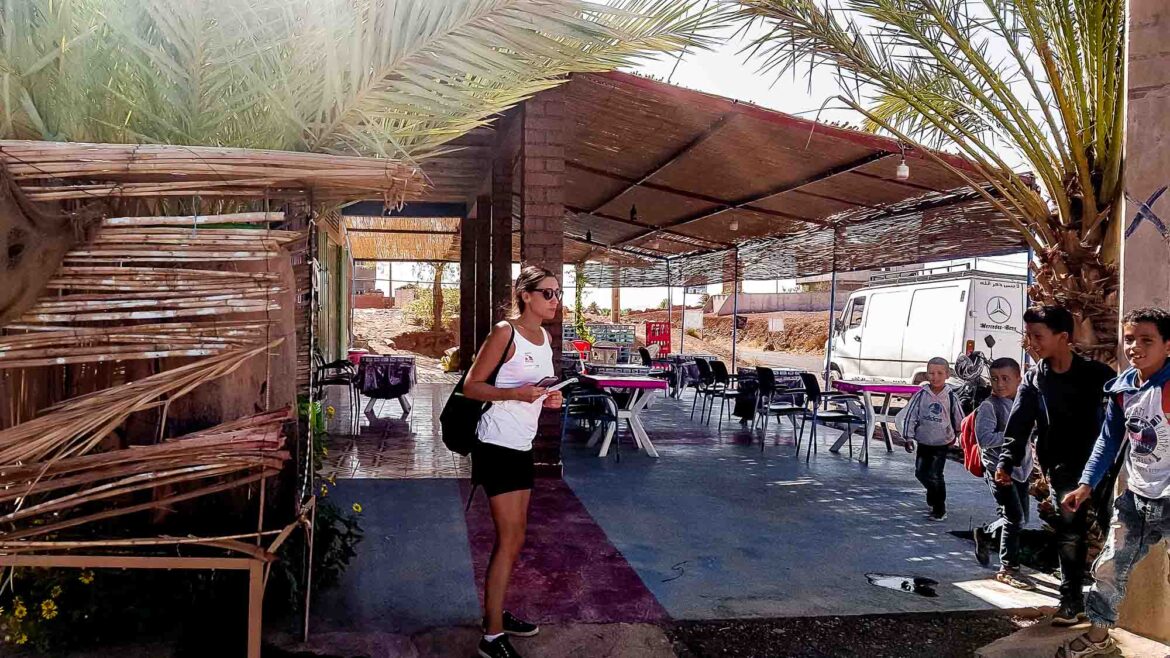 Camille dans un restaurant de Ouarzazate