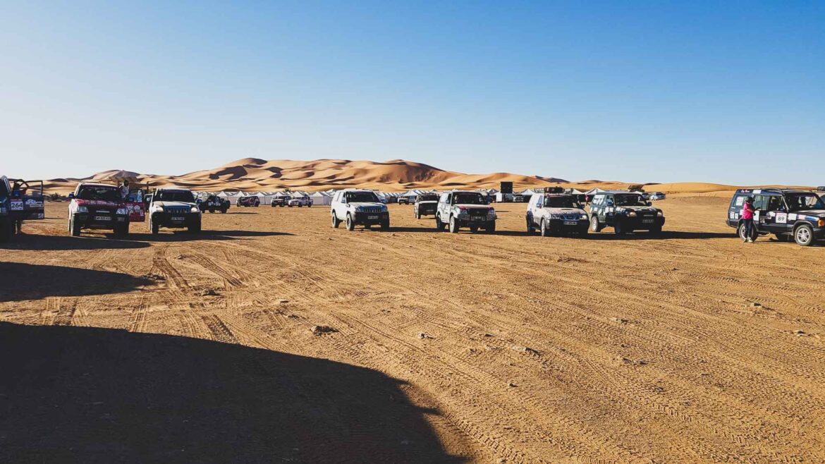 4X4 alignés dans le desert