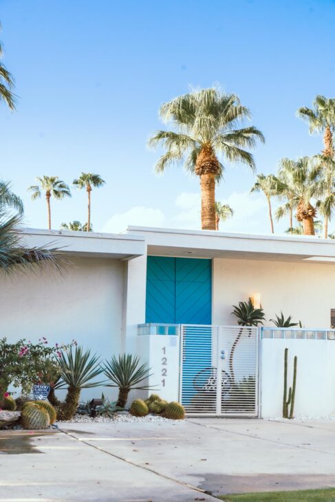 maison porte turquoise a Palm Springs