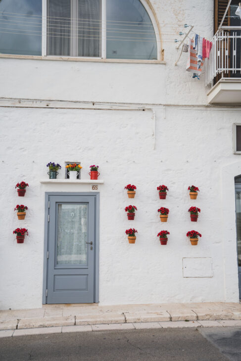 pots de fleurs en façade dans les Pouilles