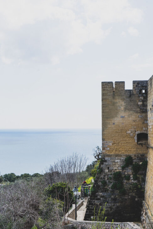 tour fortifiée sur la côte adriatique