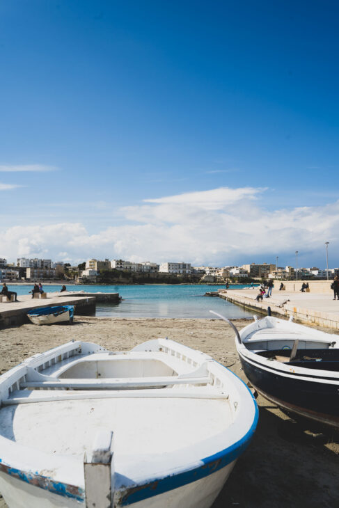 barque bleue et blanche à Otrante