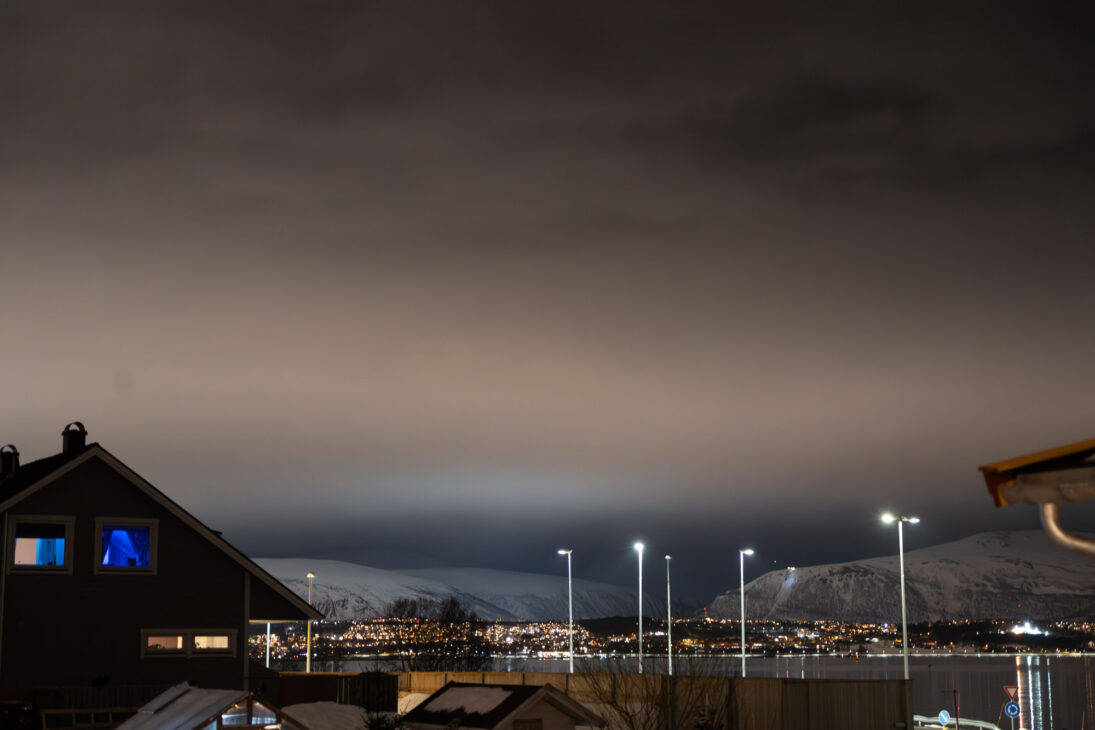 vue sur Tromso de nuit depuis Kvaloysletta