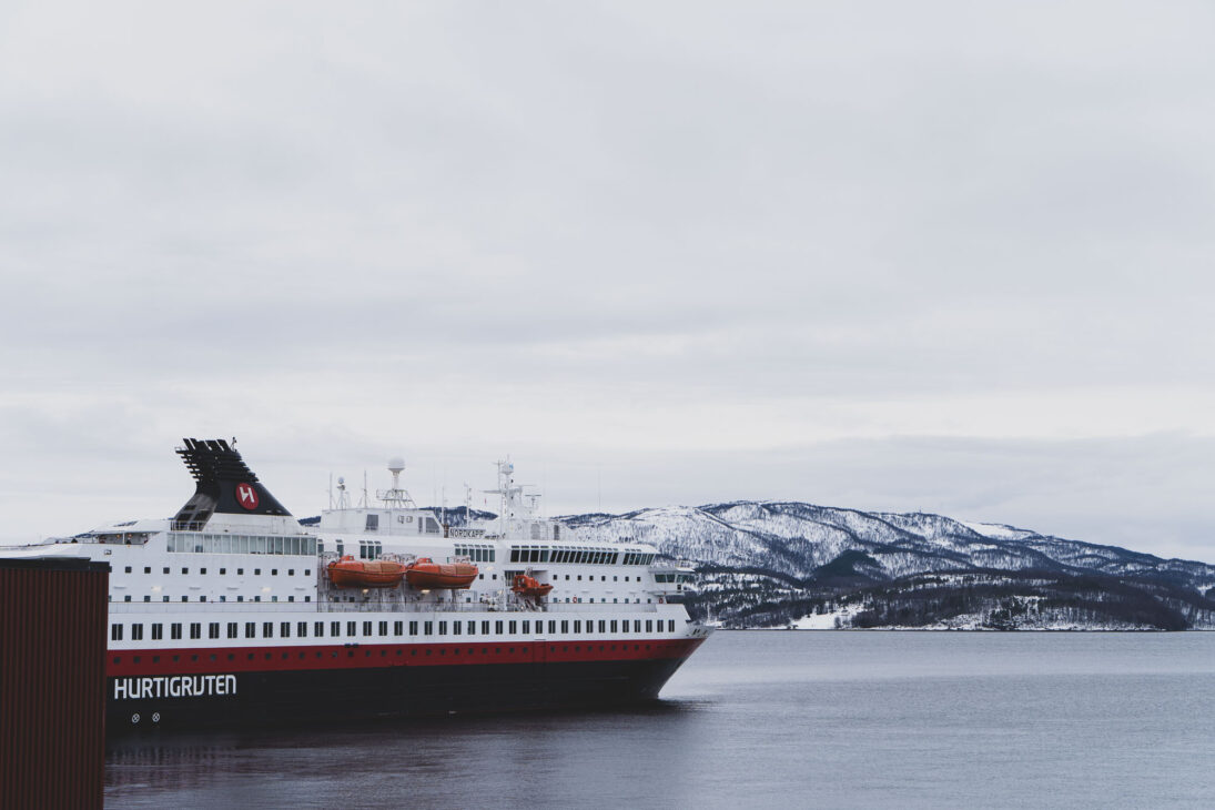 ferry hurtigruten MS Nordkapp à quai à Finnsnes