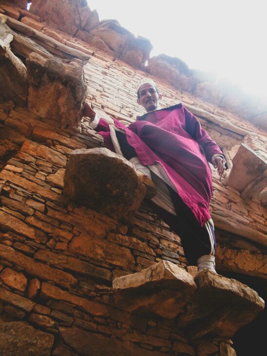 gardien d'un grenier berbère en tenue traditionnelle