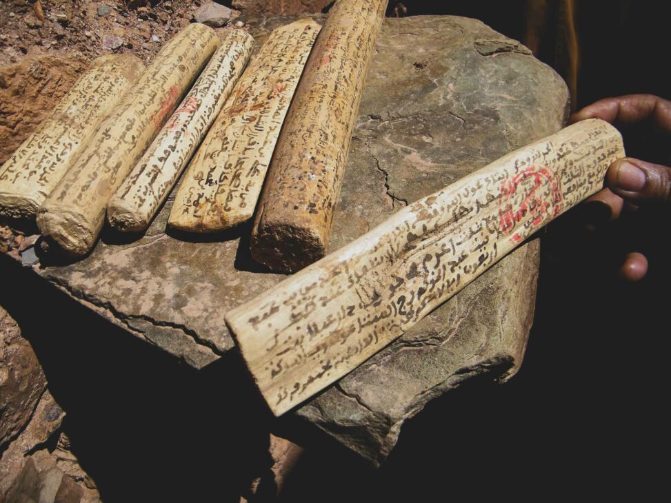 morceau de bois manuscrit en berbère