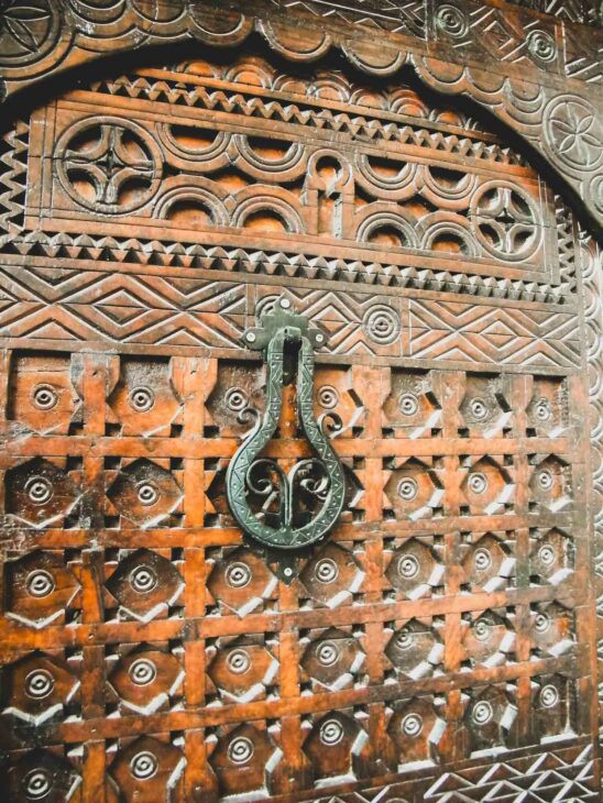 porte sculptée en bois au Maroc