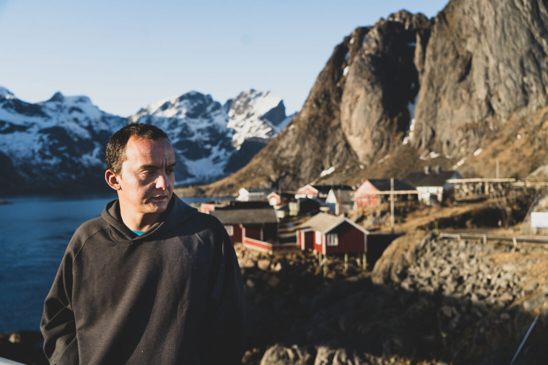 mehdi sur le pont à Hamnoy