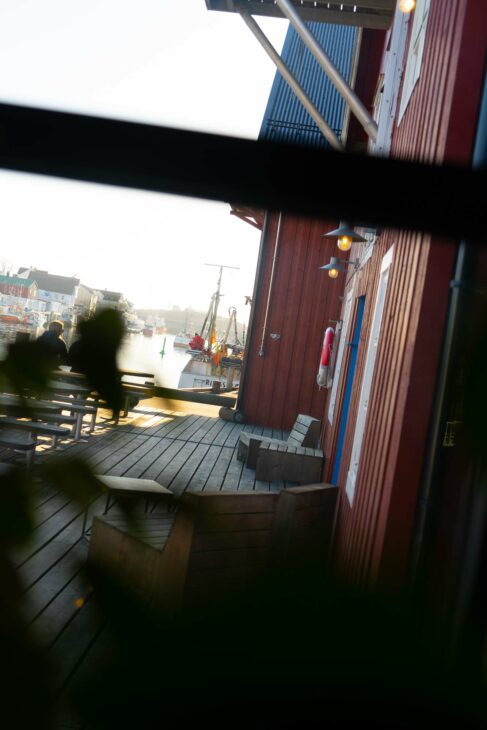 vue d'Henningsvaer depuis l'intérieur du restaurant Klatrekafeen