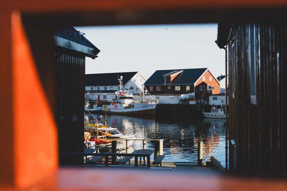 bateau de pêche dans le port d'Henningsvaer