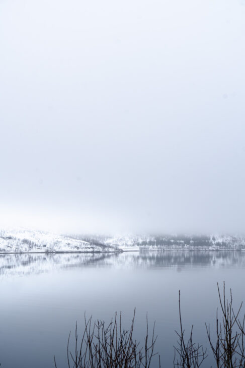 montagnes qui se reflètent sur l'eau à Sommarøy