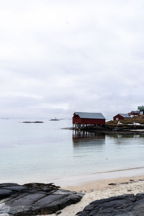 cabanes rouges sur pilotis à Sommarøy