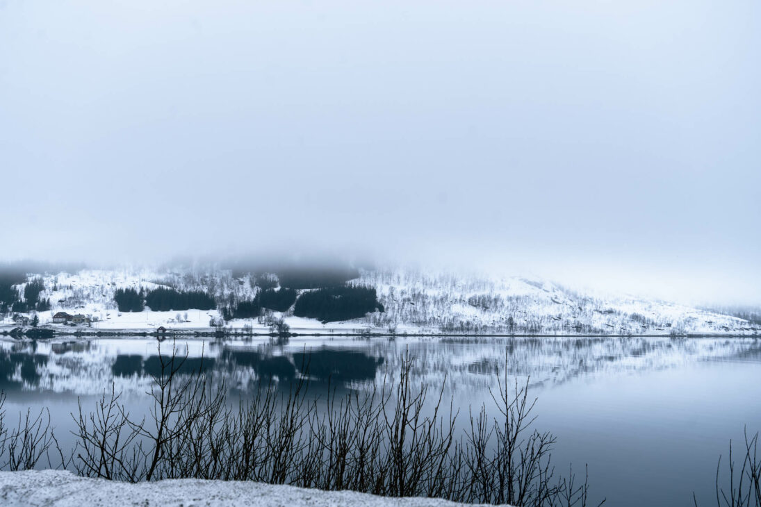 montagnes qui se reflètent sur l'eau en Norvège