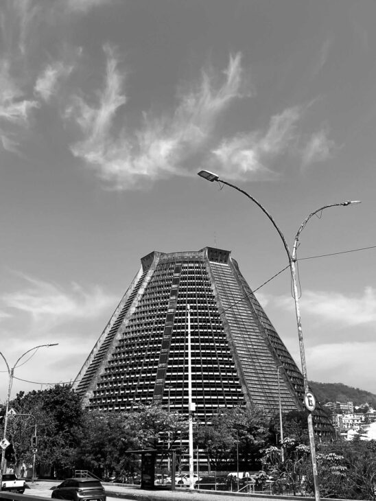 catedrale en forme de pyramide de rio