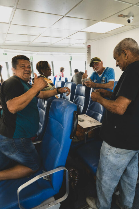 joueurs de cartes dans le ferry au brésil