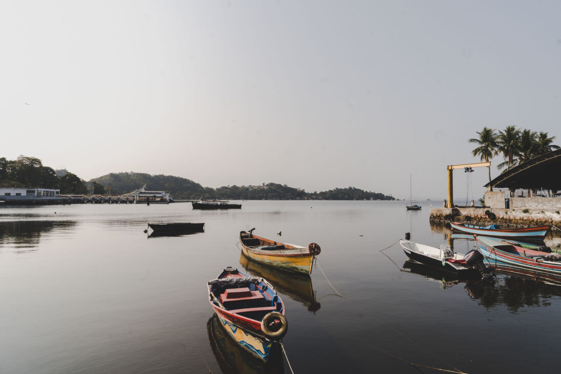 barques colorées dans l'île de paqueta