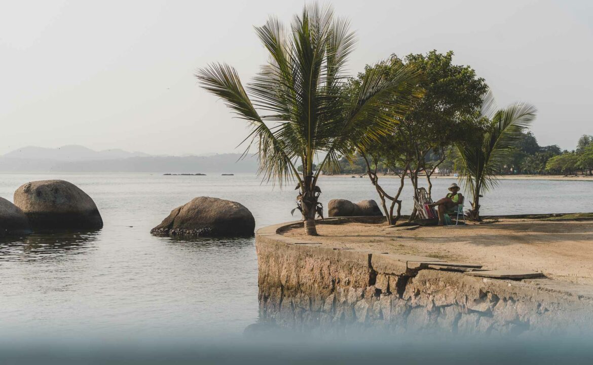 femme sur un fauteuil au bord de l'eau sur l'île de paqueta