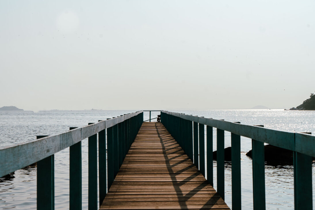 ponton en bois sur la mer