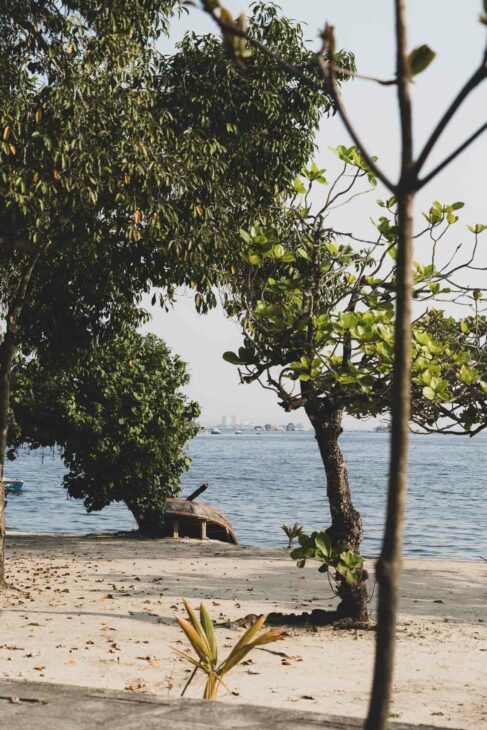 barque retournée sur la plage de l'île de paqueta