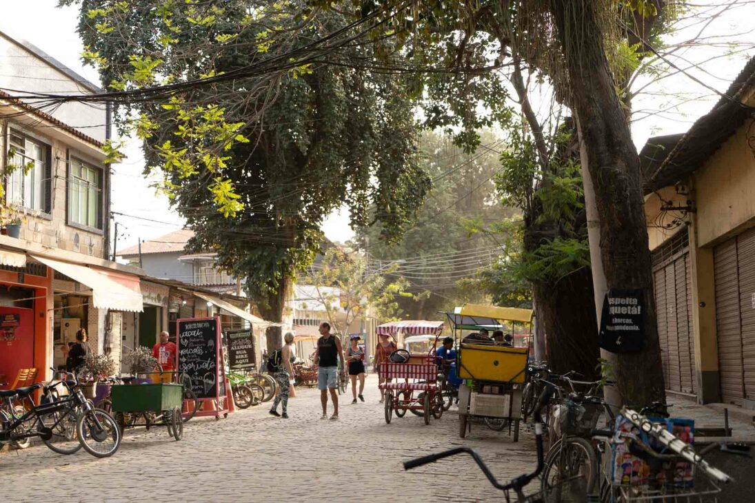 voiturettes dans les rues de l'île de paqueta