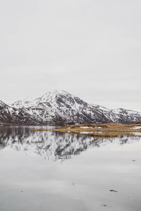 montagne qui se reflète sur l'eau dans les lofoten