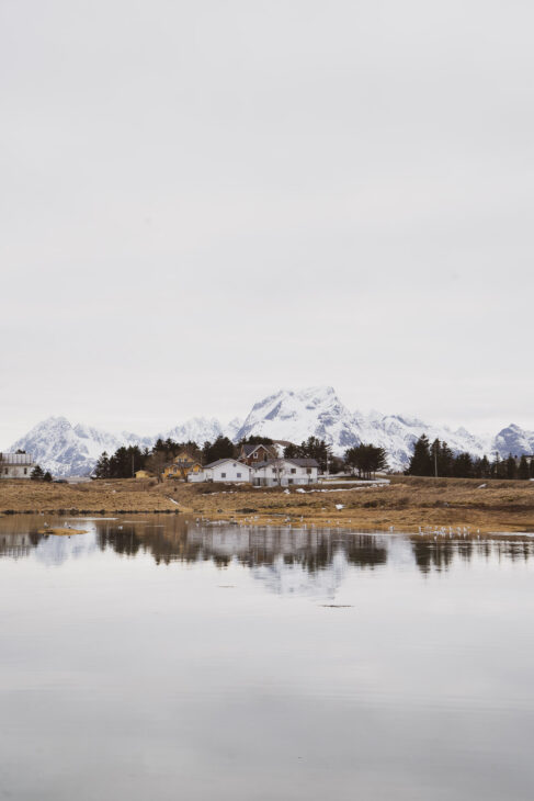 maison devant une montagne dans les îles Lofoten en hiver