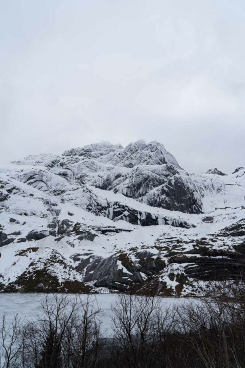 montagne en noir et blanc dans les lofoten