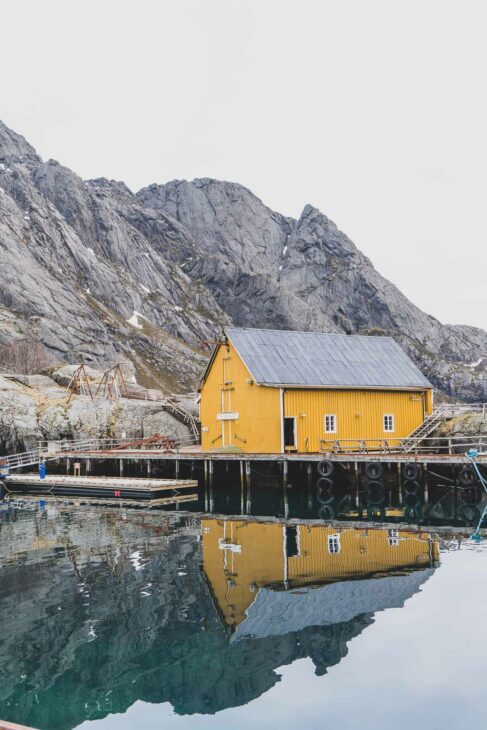 cabane jaune à Nusfjord