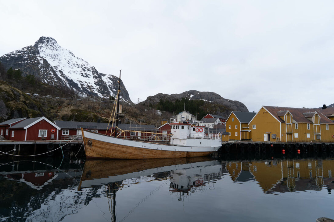 bateau en bois dans le port de Nusfjord