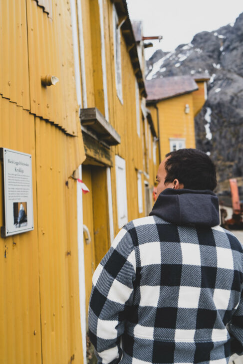 mehdi devant les rorbus jaunes de Nusfjord