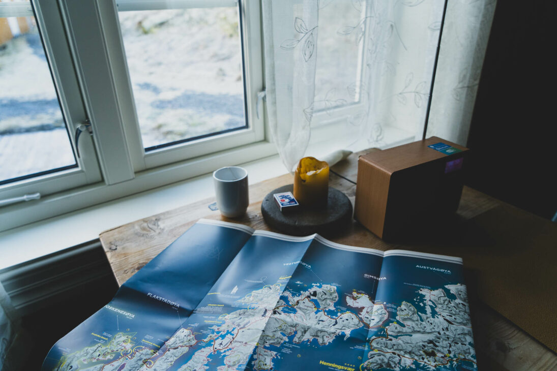 carte routière des Lofoten sur une table