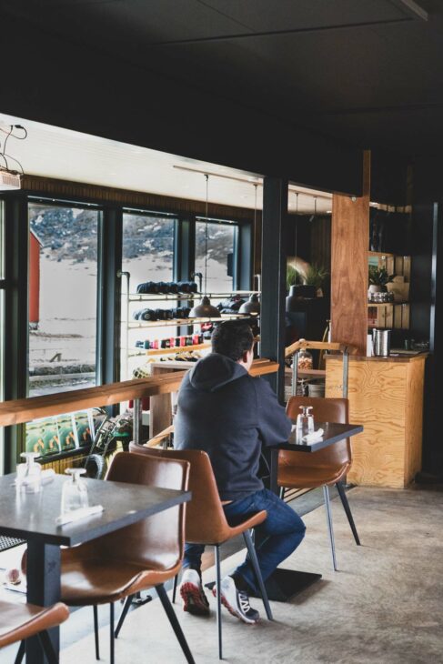 boire un café à Unstad arctic surf