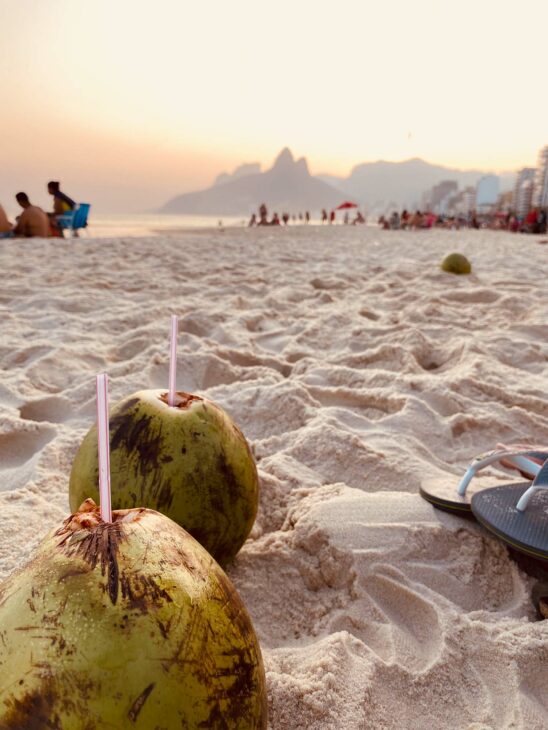 noix de coco dans le sable à Ipanema