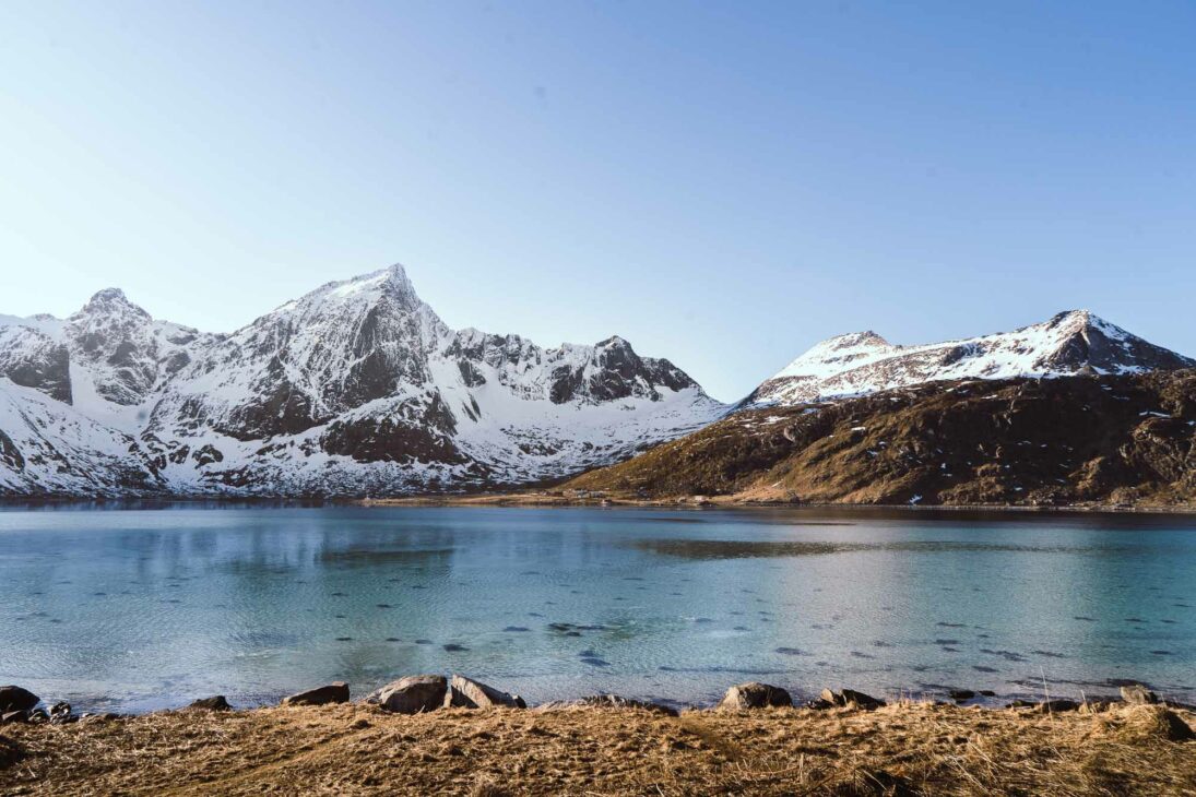 eau turquoise sur la route des lofoten