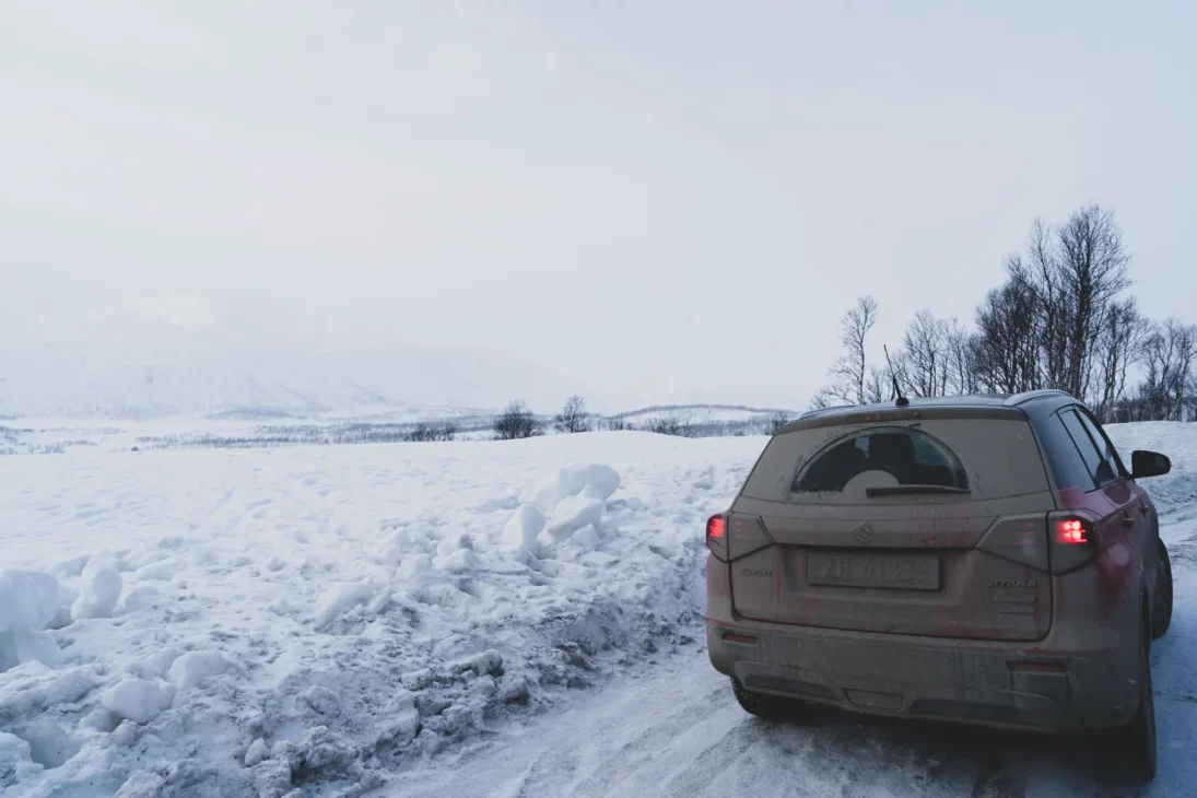 voiture poussiéreuse dans la neige en hiver à Senja